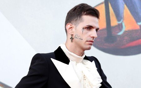 Achille Lauro le da un radical giro al tuxedo en su look para el Festival de cine de Venecia