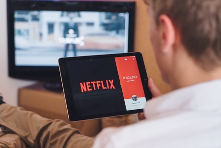 Netflix prueba la descarga automática de series que podrían interesarte, nuevos controles para el brillo y más