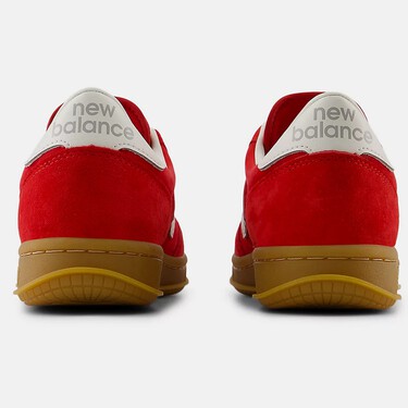 New Balance tiene las zapatillas color granada que harán que todo mundo te ponga los ojos encima este verano