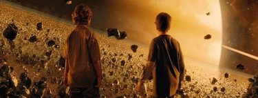 Siempre se nos olvida que Jumanji tuvo una 'secuela' de ciencia ficción con una estrella de Crepúsculo. Fracasó, pero Zathura es una buena peli familiar