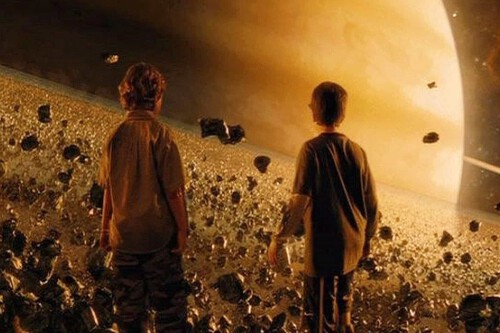 Siempre se nos olvida que Jumanji tuvo una 'secuela' de ciencia ficción con una estrella de Crepúsculo. Fracasó, pero Zathura es una buena peli familiar