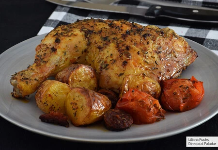 Pollo al horno con patatas y chorizo: receta facilísima para uno