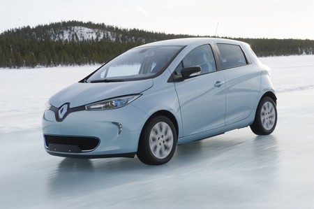 renault zoe deslizándose por el hielo