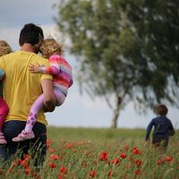 El agotamiento de los padres tiene explicación evolutiva: nos adaptamos para una cosa y estamos haciendo exactamente lo contrario