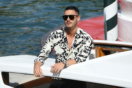 Alejandro Speitzer adopta el look hawaiano a blanco y negro a su llegada al Festival de Cine de Venecia