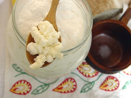 Kéfir de agua y kéfir de leche para cuidar tu microbiota intestinal: diferencias, propiedades y cómo elaborar cada uno de ellos