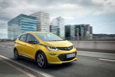 Corre como un OPC, gasta como un Tesla y roza los 500 km de autonomía. Así es el Opel Ampera-e