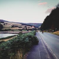 Reino Unido reduce la velocidad en autovías por las emisiones, pero hay malas noticias para los coches eléctricos: no hará excepciones