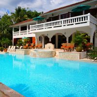 No te des una paliza limpiando la piscina: este robot limpiafondos puede hacerlo más fácil y en tiempo récord