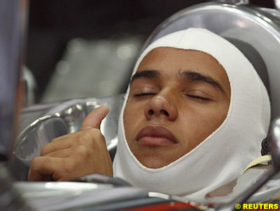 Hamilton asume su error y no culpa al equipo