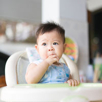 Los bebés pueden empezar a comer pescado azul a los seis meses