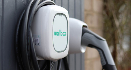 Ahora puedes cargar tu coche eléctrico gracias a la luz solar con estos cargadores de Wallbox