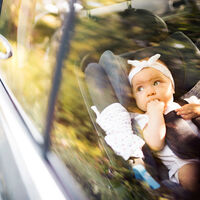 Un padre olvida a su bebé dentro del coche a pleno sol y pretende que la niña de 13 años que le salvó la vida le pague los daños ocasionados al coche 