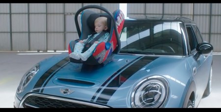 Nanas Mini, la aplicación con sonido de motor para que se duerma el bebé (pero mejor si no lo hace en la sillita del coche)