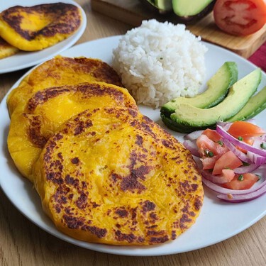Llapingachos, las tradicionales tortillas de patata y queso al estilo ecuatoriano
