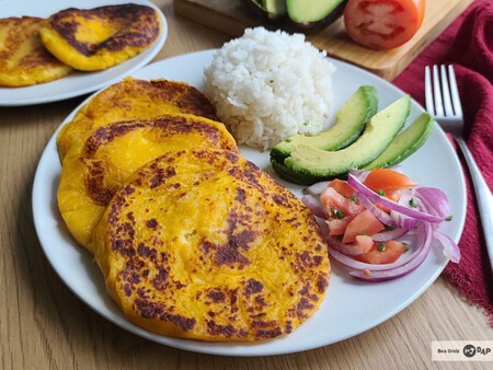 Llapingachos, las tradicionales tortillas de patata y queso al estilo ecuatoriano