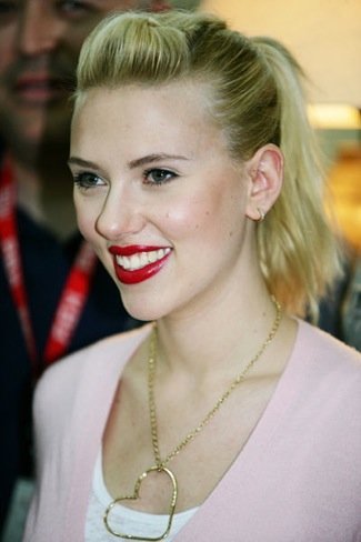 Scarlett Johansson dice no a Twitter y a Facebook