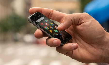Así es el nuevo móvil de Palm: diminuto, elegante y enfocado a la desconexión