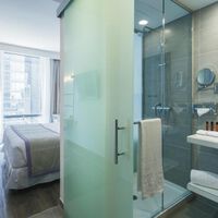 Durante años los baños sin puertas en los hoteles fueron una señal de modernidad. Ahora amenazan con ser una condena