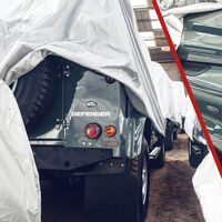 ¿Cómo han terminado cientos de Land Rover Defender sin estrenar guardados en una nave? Un visionario, un préstamo y una jugada maestra