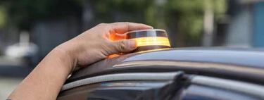 La necesitarás en enero, pero ya la puedes comprar a buen precio: esta baliza de emergencia V16 cuesta menos de 32 euros  La necesitarás en enero, pero ya la puedes comprar a buen precio: esta baliza de emergencia V16 cuesta menos de 32 euros