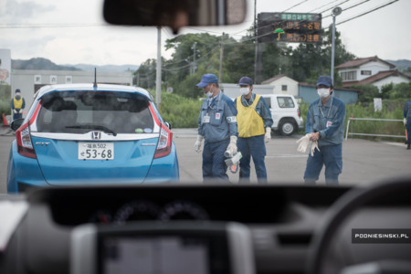 En el paisaje postapocalíptico de Fukushima también quedaron vehículos abandondonados