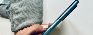 El botón lateral de mi Android iba demasiado duro: así es como lo he limpiado para que vuelva a funcionar bien 