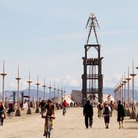 Burning Man nació como experimento contracultural de desconexión tecnológica. Nadie pensó que un día llegaría Starlink