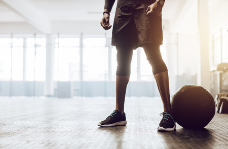 Cinco ejercicios de CrossFit que puedes hacer con un slam ball