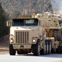 Un hombre de 63 años roba uno de los camiones militares más poderosos e imparables del mundo. Nadie podía detenerle. Terminó atascado en la playa