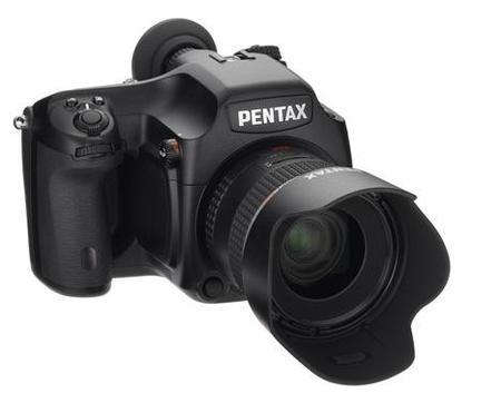 Pentax hace oficial, al fin, su nueva cámara de formato medio, la 645D