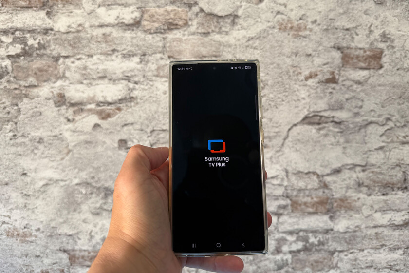 Si tienes un móvil Samsung tienes "una tele" en el bolsillo: esta es la lista de canales que puedes ver actualmente gratis en TV Plus
