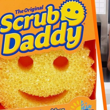 Walmart lanza su propia esponja estilo Scrub Daddy por menos de 40 pesos: limpia cocina, baño y hasta exteriores