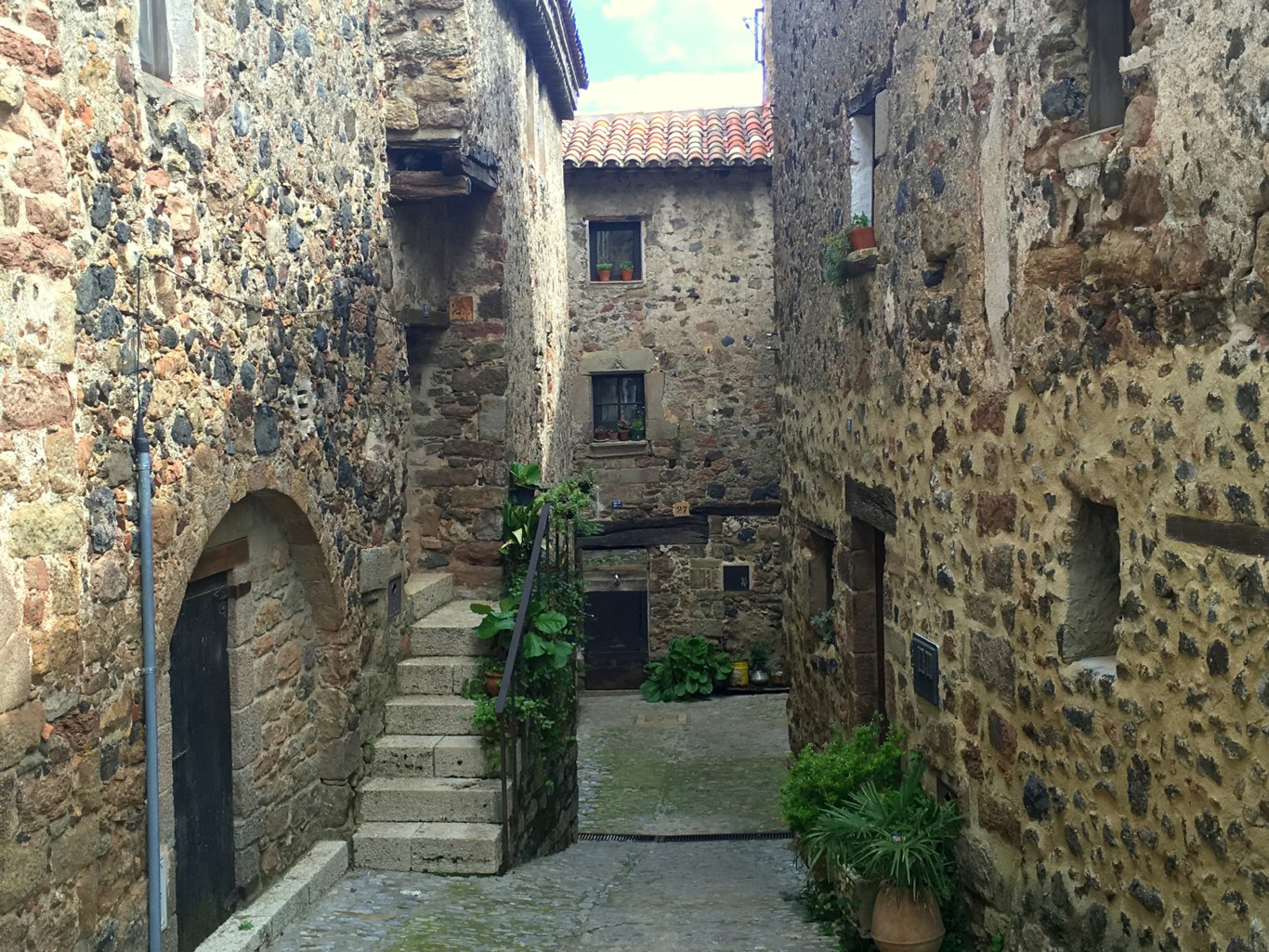 Santa Pau, pueblo medieval y volcanes en Girona 