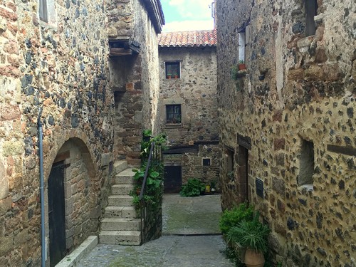 Santa Pau, pueblo medieval y volcanes en Girona 
