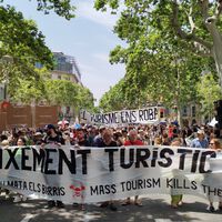 "Los cruceros son basureros": Un fantasma recorre Europa en 2025 y es el de las protestas contra la turistificación