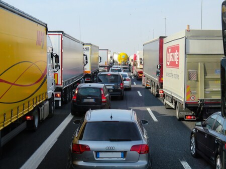 Casi un tercio de los camiones que circulan por España emiten altos niveles de contaminación, según T&E