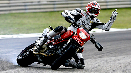 Rubén Xaus durante la presentación de la Hypermotard en 2007