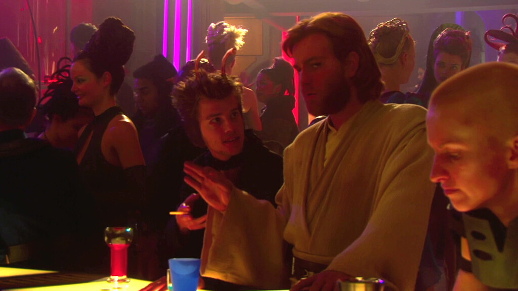 Existe un guiño a Matrix en Star Wars: El Ataque de los Clones tan sutil que es casi imperceptible: ¿recuerdas a la mujer de rojo? 