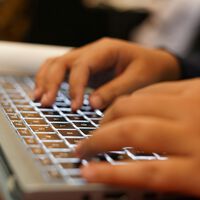 Entrenó a una IA para que hiciera su trabajo y al final le quitó el puesto. Nadie esperaba que la IA fuera un desastre