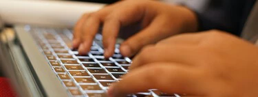 "Estuve entrenando a un chatbot que me quitó el puesto": fue despedida tras 25 años trabajando y al final la IA fue un desastre 
