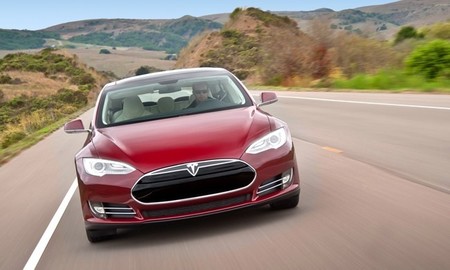 Tesla Model S rojo frontal 20