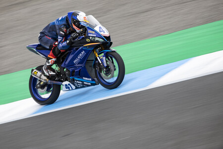 Marc García se lleva una victoria de foto finish en Estoril para recuperar el liderato del mundial