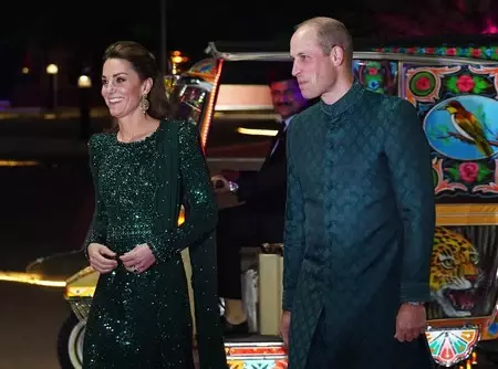 Kate Middleton deja las túnicas y viste un vestido de Jenny Packham para la primera cena de gala en Pakistán
