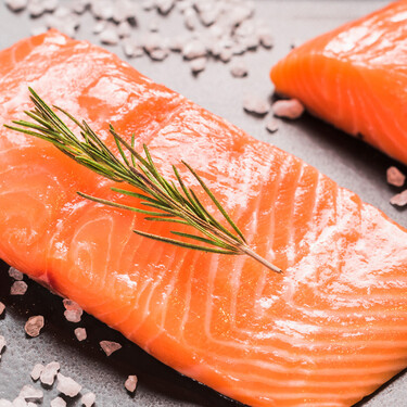 El color naranja de la mayor parte del salmón que comemos no viene del marisco, viene de piensos. Pero es bastante saludable 