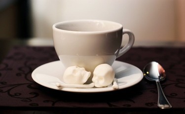 ¿Quién se atreve con el estilo siniestro para endulzar el café? 