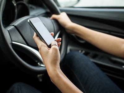 No es el cinturón ni el exceso de velocidad: cada vez más muertes en carretera son culpa del móvil