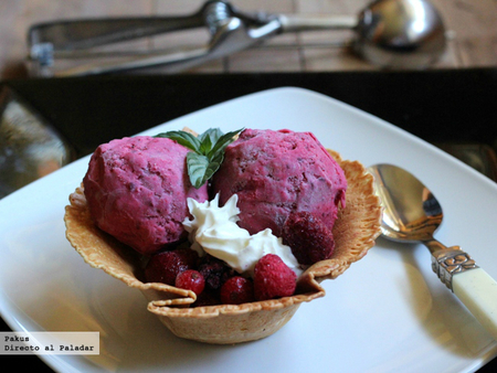 Helado de frutos del bosque servido en tulipa. Receta