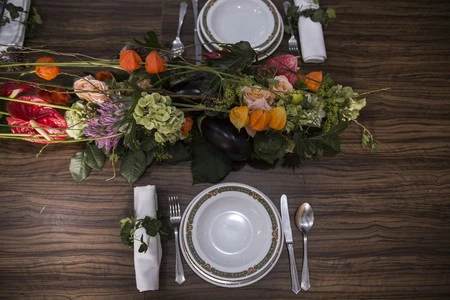 Se acerca el cambio de estación: Cómo decorar una mesa bonita con flores en otoño