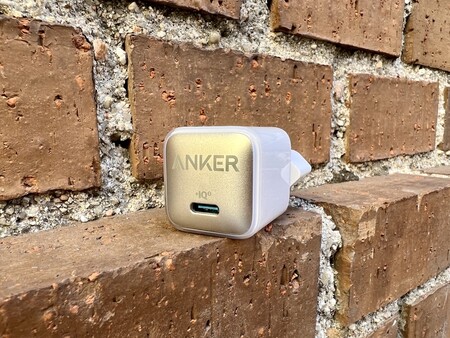 Este adaptador de Anker es compactísimo, rapidísimo y lo querrás llevar siempre encima
